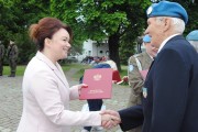 Wicewojewoda wita się z weteranem. W ręku trzyma list