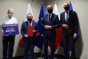 Wspólne zdjęcie wojewody i przedstawiciela samorządu z czekiem