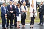 Parlamentarzyści słuchają wystąpienia premiera
