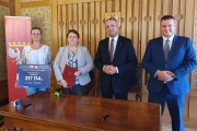 Wspólne zdjęcie wojewody po podpisaniu umowy
