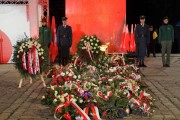Złożone wieńce pod pomnikiem Powstańców Wielkopolskich.