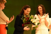 Antonina Choroszy stoi z kwiatami na scenie.