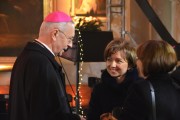 Wicewojewoda rozmawia z arcybiskupem Gądeckim. 