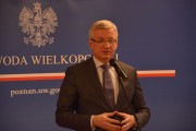 Prezydent Jacek Jaśkowiak przemawia ze złączonymi dłońmi