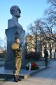 Warta honorowa przy pomniku.