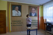 Wicewojewoda przemawia w szkole w Marchwaczu
