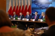Szef rządu z ministrami i wojewodami na sali.
