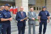 Zastępca komendanta wojewódzkiego policji w Poznaniu wręcza podziękowania wojewodzie.