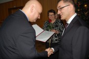 Zdjęcie 4 - wojewoda wręcza wyróżnionej osobie nagrodę Ministra Edukacji Narodowej.