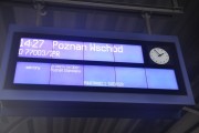 Tablica informująca o godzinie odjazdu pociągu „Twierdza”.
