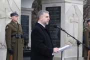 Marszałek Woźniak przemawia na Placu Piłsudzkiego przed Grobem Nieznanego Żołnierza w Warszawie.