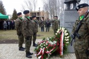Wiązanki kwiatów przed pomnikiem generała Dowbora Muśnickiego.