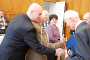 Wojewoda wita się z kombatantem.