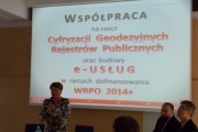 Lidia Danielska referuje zagadnienie dotyczące cyfryzacji geodezyjnych rejestrów publicznych. 