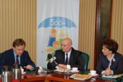 Minister, wojewoda i wicewojewoda na konferencji prasowej na tle logo "Rodzina 500 plus".