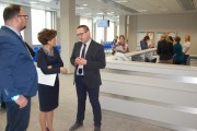 Wicewojewoda Marlena Maląg wspólnie z dyrektorem PCŚ i jego zastępcą wizytuje jednostkę.