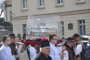 Pielgrzymka ze srebrną trumną z relikwiami Patrona Polski.