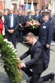 Prezydent składa kwiaty przed pomnikiem św. Jana Pawła II w Kaliszu.
