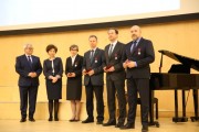 Wspólne zdjęcie wicewojewody z odznaczonymi pracownikami uczelni.