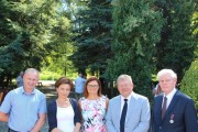 Wspólne zdjęcie wicewojewody z odznaczonymi osobami. 