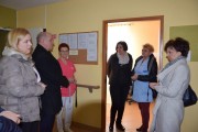 Wicewojewoda rozmawia z pracownikami Domu Pomocy Społecznej w Psarach.