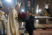 Minister Andrzej Dera składa życzenia arcybiskupowi Gądeckiemu.