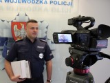 Funkcjonariusz policji wypowiada się przed kamerą