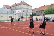 Drużyna szkolna rozgrywa mecz koszykówki. 