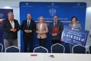 Zdjęcie pamiątkowe z czekami.