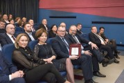 Wicewojewoda siedzi na widowni z innymi uczestnikami uroczystości. 