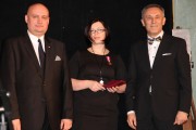 Wojewoda wielkopolski i rektor UE na zdjęciu grupowym z jedną z odznaczonych