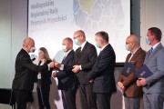 Wojewoda wita się z jednym z uczestników spotkania