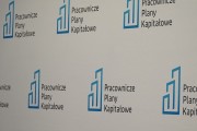 Biała ścianka reklamowa z napisem Pracownicze Plany Kapitałowe