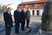 Wojewoda składa kwiaty pod tablicą upamiętniającą urodzonego w Kwilczu żołnierza wyklętego płk. Łukasza Cieplińskiego.