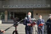 Wojewoda podczas konferencji prasowej z dziennikarzami