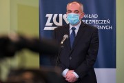 Wiceprezes ZUS Włodzimierz Owczarczyk przed mikrofonem zabiera głos na konferencji prasowej 