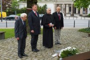 Wicewojewoda Maciej Bieniek wspólnie z przedstawicielami organizacji kombatanckich składa kwiaty pod Pomnikiem Polskiego Państwa Podziemnego i Armii Krajowej