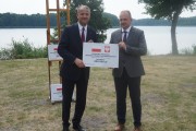 Wojewoda wręcza symboliczne promesy samorządowcom wielkopolskich gmin popegeerowskich