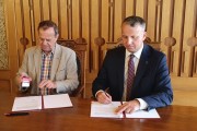 Moment podpisania umowy przez wojewodę