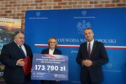 Symboliczne przekazanie czeku