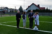 Minister Hoffman wraz z I Wicewojewodą Wielkopolski na boisku sportowym.