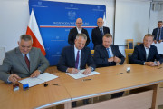 Wojewoda wraz z samorządowcami podpisuje umowy