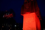 Widok na podświetlony Pomnik Powstańców Wielkopolskich 