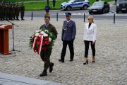 Druga wicewojewoda Beata Maszewska w asyście służb mundurowych z wieńcem