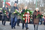 Wielkopolscy parlamentarzyści składają kwiaty pod Pomnikiem Powstańców Wielkopolskich.