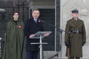 Prezydent RP przemawia na Placu Piłsudzkiego przed Grobem Nieznanego Żołnierza w Warszawie.