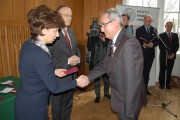 Wicewojewoda gratuluje przyznania odznaczenia Stanisławowi Krygierowi.