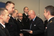 Wojewoda wielkopolski wręcza dyplom wyróżnionemu strażakowi.