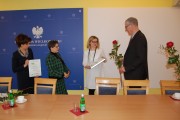 Prezes fundacji „Głos dla życia” wręcza dyrektor marketinu Chata Polska dyplom potwierdzający nadanie tytułu „Ambasadora rodziny”.