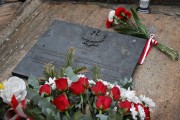 Tablica epitafijna poświęcona śp. Lechowi Kaczyńskiemu na Pomniku. 